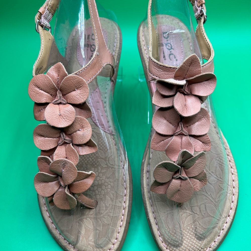 Born Concept Leather Floral Tan Thong Sandals Leather t-strap Size 10